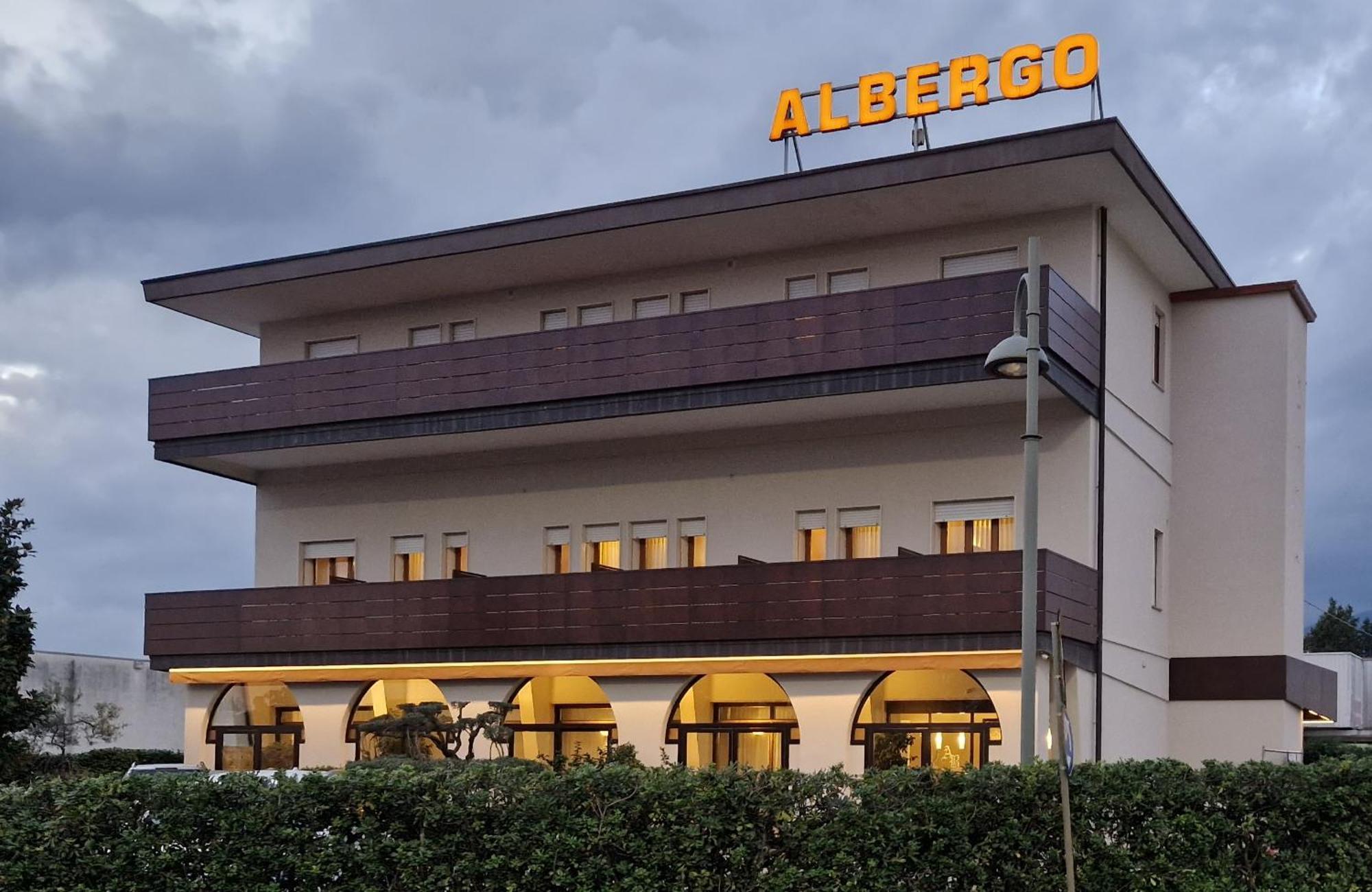 Albergo Ristorante Belvedere 티에네 외부 사진